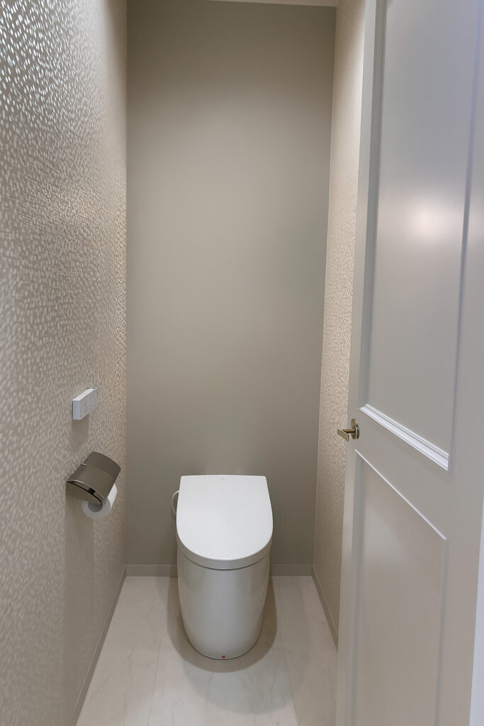 【実例紹介】トイレを美しく魅せる、壁紙＋照明のコーディネート - 1